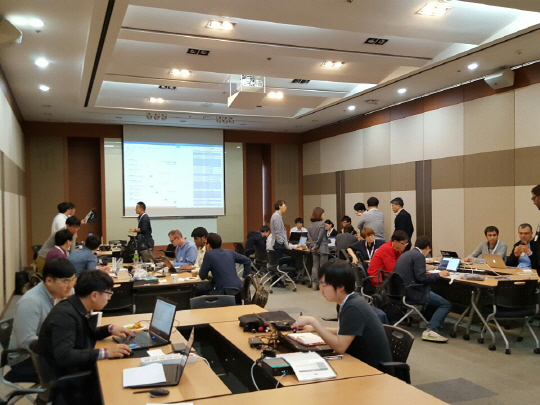 12일 경기도 분당 한국정보통신기술협회(TTA)에서 열린 '제2차 국제 원엠투엠 상호운용성 시험 행사'에서 전자부품연구원 직원들이 시연을 하고 있는 모습. <전자부품연구원 제공>